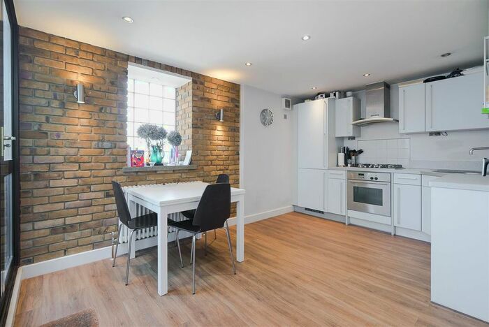 2 Bedroom Flat To Rent In Kings Avenue, London, SW4