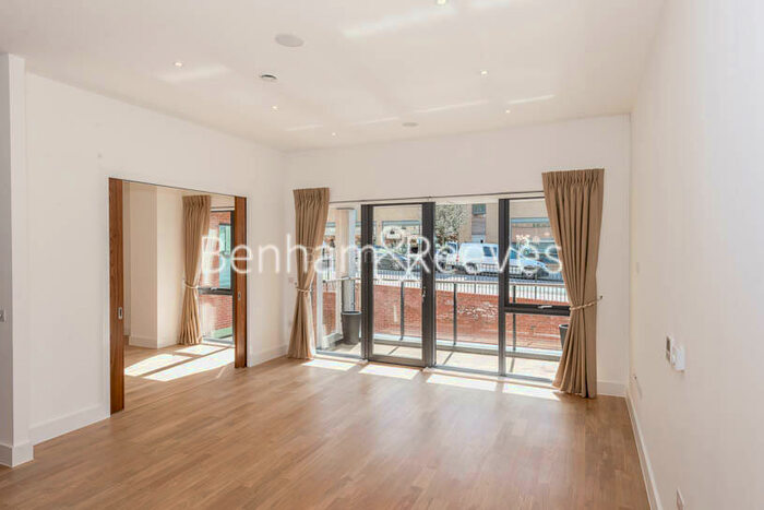 4 Bedroom Apartment To Rent In Finchley Road, Golders Green, NW11