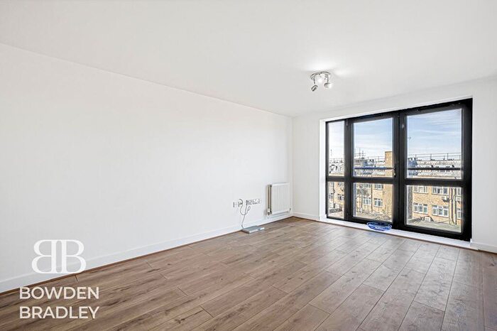 2 Bedroom Flat For Sale In Parham Drive, Ilford, IG2