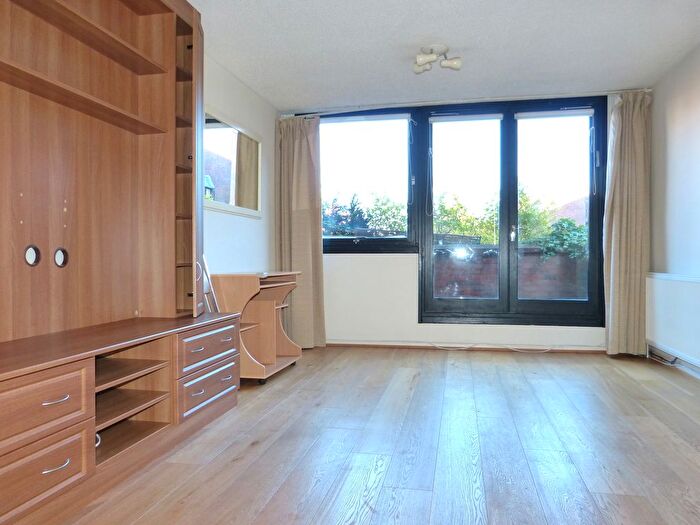 2 Bedroom Flat To Rent In Britten Close, London, NW11