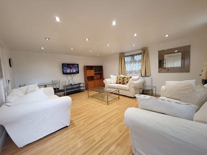 1 Bedroom Link Detached House To Rent In Hounslow, TW4