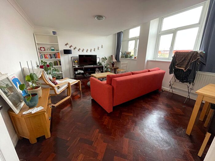 3 Bedroom Flat To Rent In Seven Sisters Road, London, N4