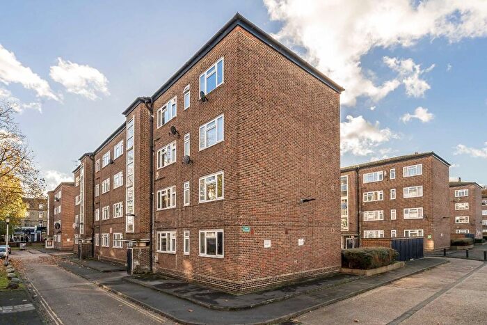 3 Bedroom Flat To Rent In Beech Avenue, London, W3