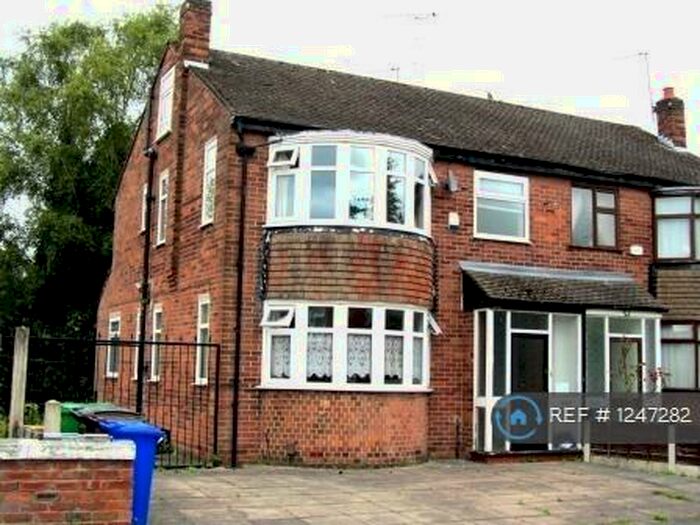 4 Bedroom Semi-Detached House To Rent In School Grove, Manchester, M20