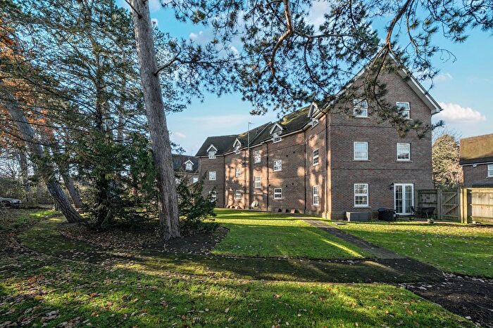 2 Bedroom Flat For Sale In Glebe House Drive, Bromley, Kent, BR2