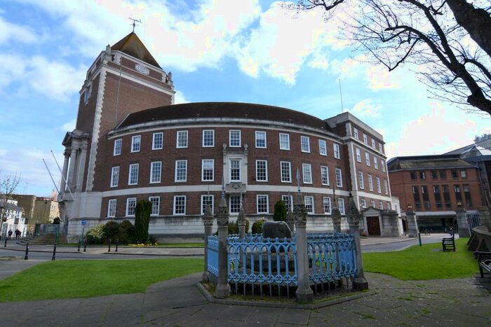 1 Bedroom Apartment To Rent In Queens Reach, Ram Passage, Kingston Upon Thames, Surrey, Uk, KT1