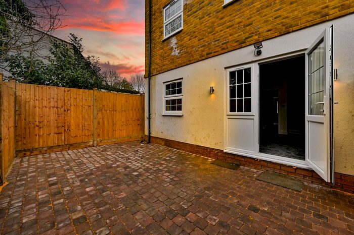 2 Bedroom Flat To Rent In Joel Street, Pinner, HA5