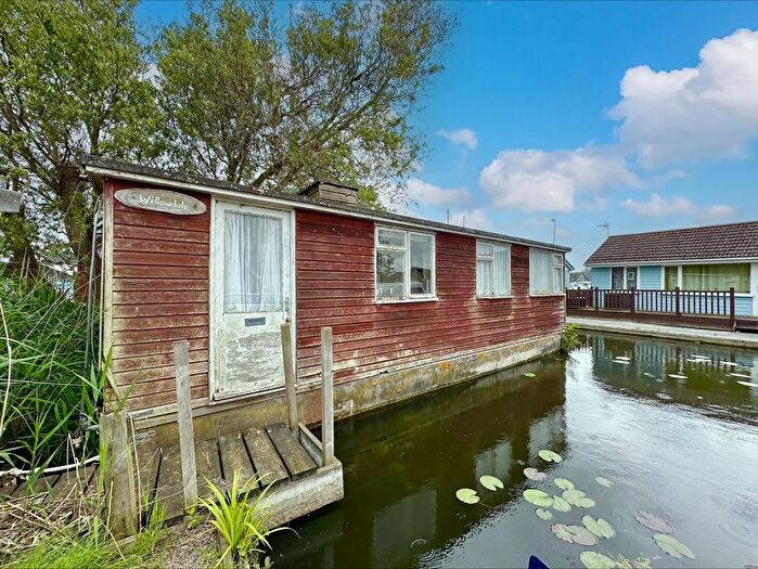 3 Bedroom Houseboat For Sale In Ferry View Estate, Horning, Norwich, NR12