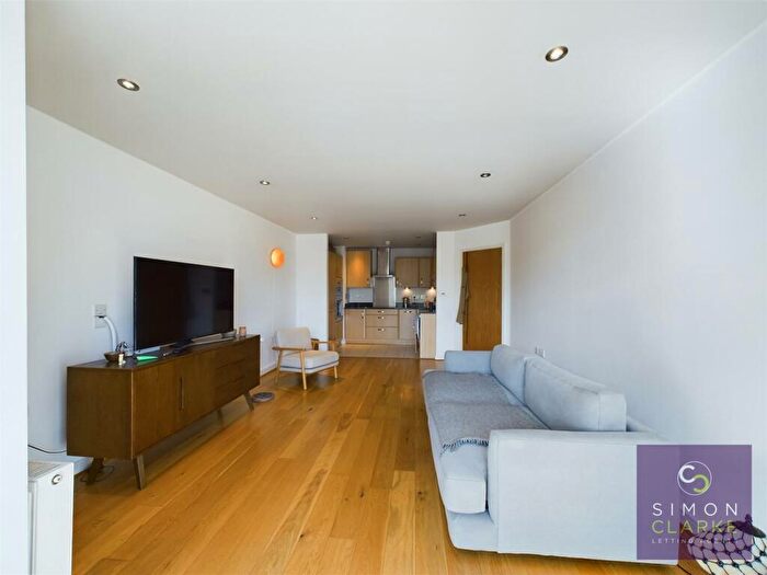 2 Bedroom Apartment To Rent In Holders Hill Road, Mill Hill, NW7