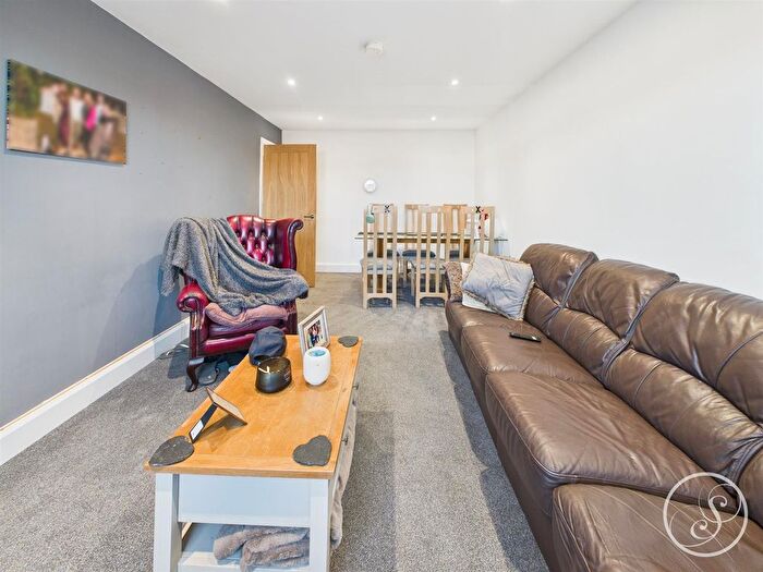 2 Bedroom Flat For Sale In High Ash Drive, Leeds, LS17