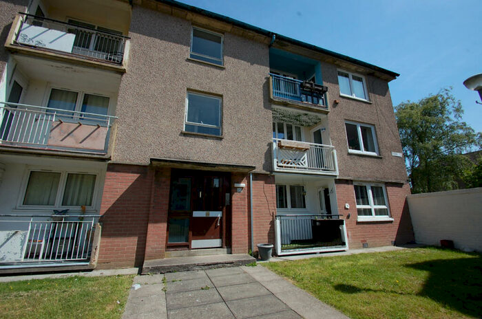 2 Bedroom Flat To Rent In / Kinnell Square, Cardonald, Glasgow, G52