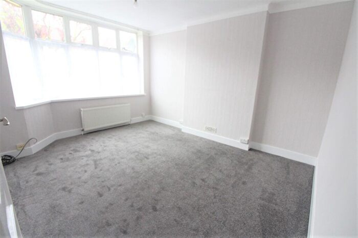 2 Bedroom Maisonette To Rent In Bicknoller Road, Enfield, EN1