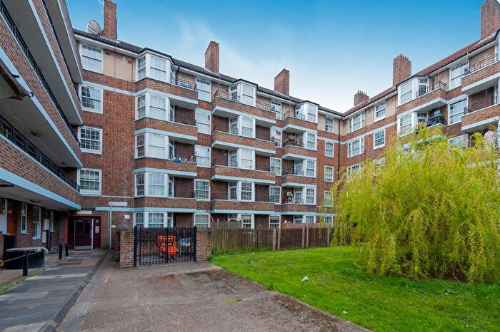 2 Bedroom Flat To Rent In Emlyn Gardens, London, W12