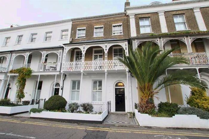 1 Bedroom Apartment To Rent In Royal Terrace, Southend On Sea, Essex, SS1