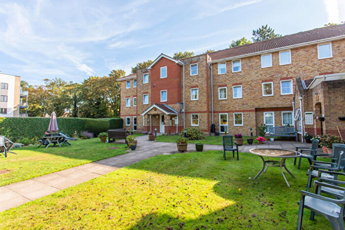 2 Bedroom Flat For Sale In Fairfield Road, Broadstairs, CT10
