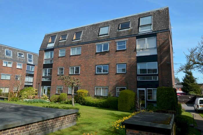 2 Bedroom Flat To Rent In Castle Garden, Swan Street, Petersfield, GU32