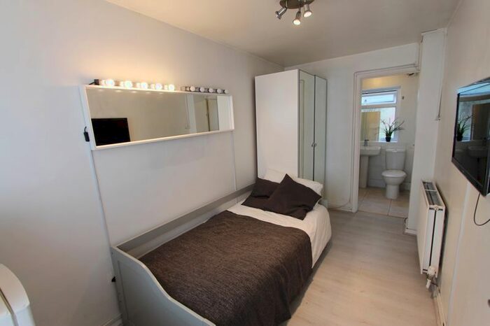 Studio To Rent In Langdale Gardens, Perivale, Greenford, UB6