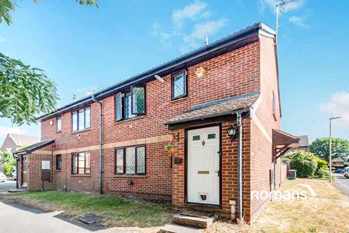 1 Bedroom Maisonette For Sale In Tesimond Drive, Yateley, Hampshire, GU46