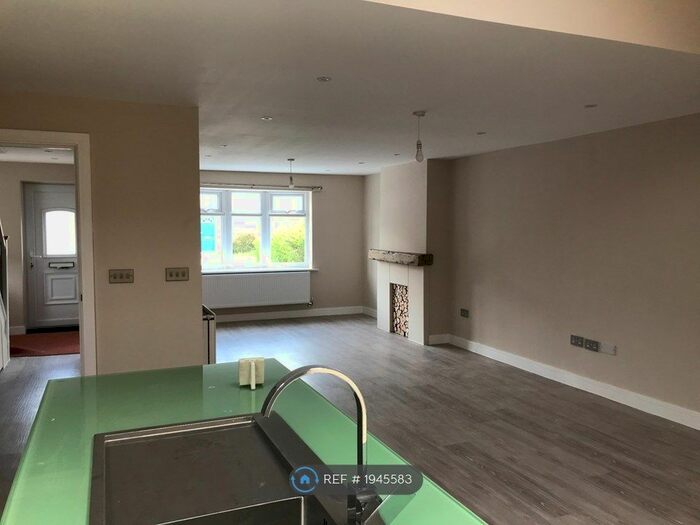 3 Bedroom Semi-Detached House To Rent In Meadow Road, Henley-In-Arden, B95