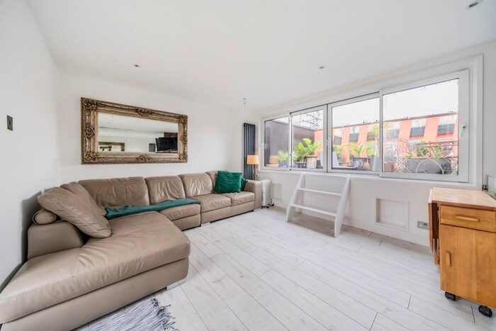 3 Bedroom Flat To Rent In Hanley Road, London, N4