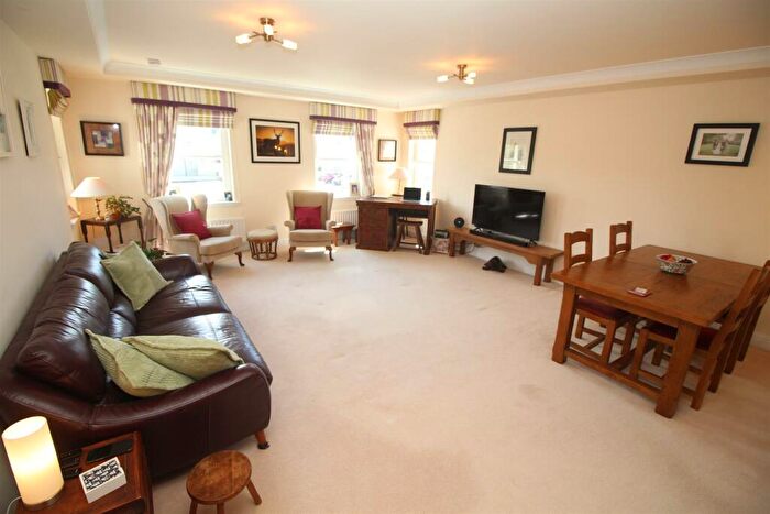 2 Bedroom Flat For Sale In Cromarty Grove, Inverkip, PA16