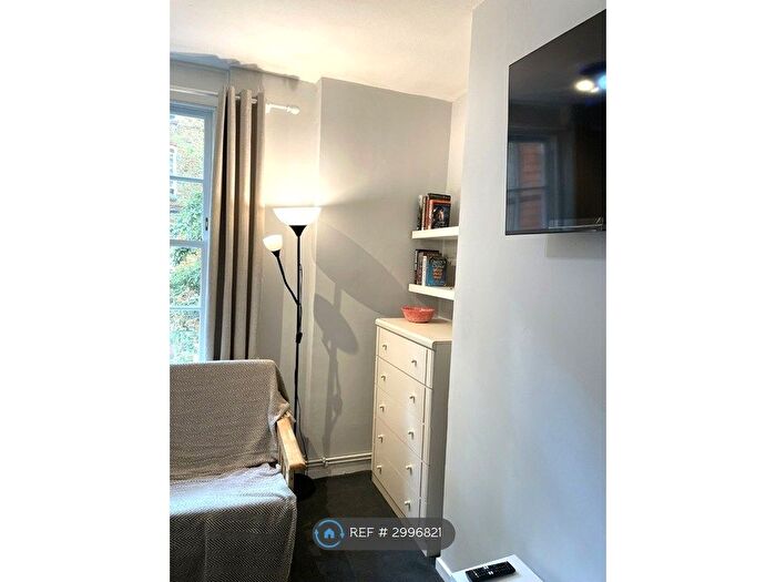 3 Bedroom Flat To Rent In Skipwith Buildings, London, EC1N