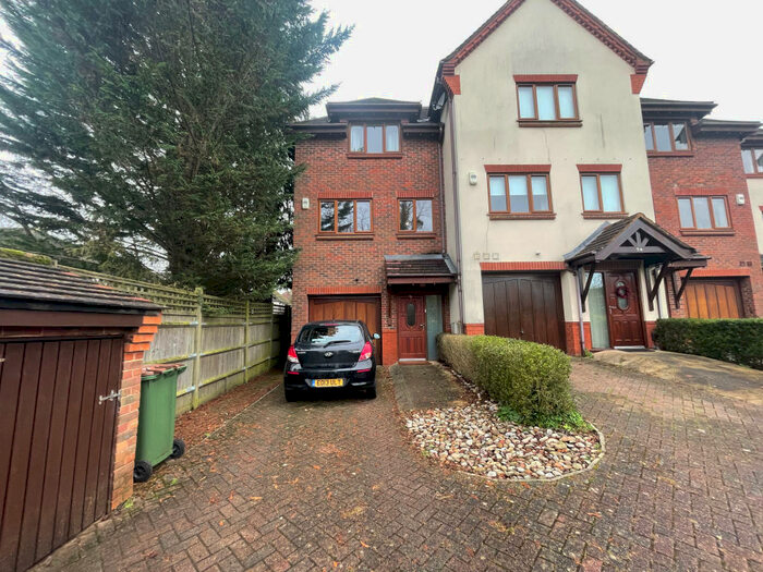 4 Bedroom House To Rent In Bassett Crescent East, SO16