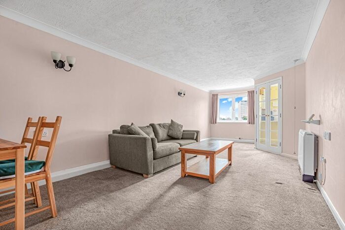 1 Bedroom Property For Sale In High Street, Feltham, TW13