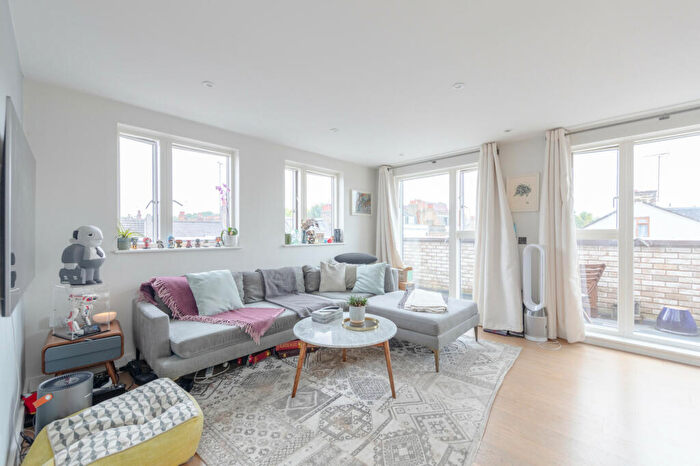 2 Bedroom Apartment To Rent In Taybridge Road, London, SW11