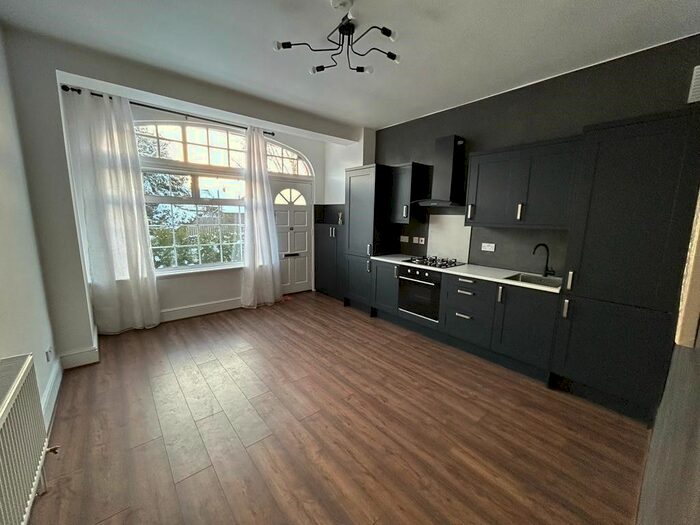 1 Bedroom Flat To Rent In Broomstick Hall Road, Waltham Abbey, EN9