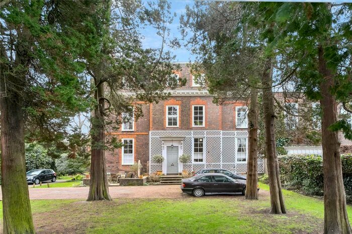 3 Bedroom Flat To Rent In Petersham Road, Rutland Lodge, Richmond, TW10