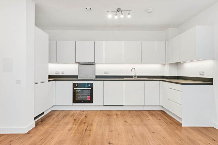 2 Bedroom Flat To Rent In New Road, Dagenham, RM9