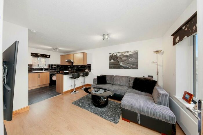 2 Bedroom Flat To Rent In Hallywell Crescent, London, E6