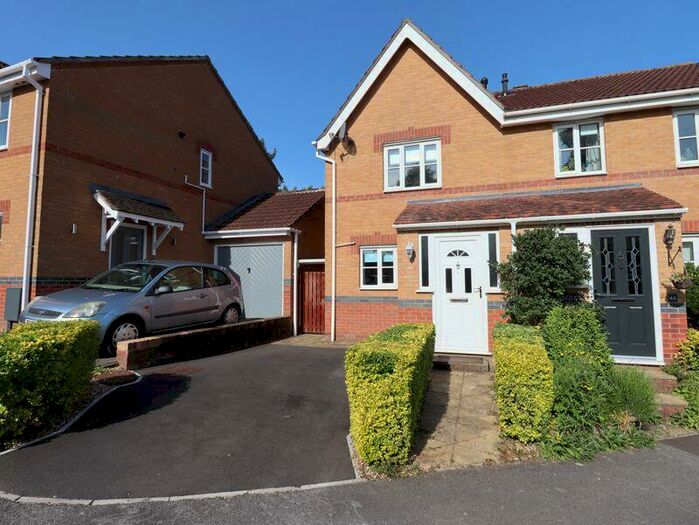 2 Bedroom House To Rent In Mendip View, Street, BA16