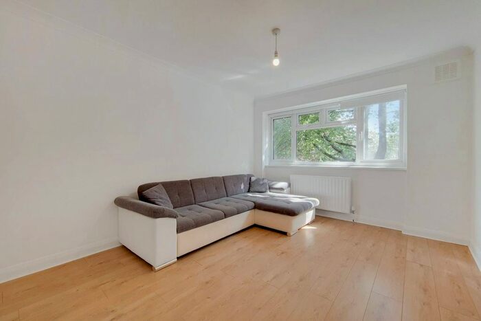2 Bedroom Flat To Rent In Arlington Lodge, Brixton, London, SW2