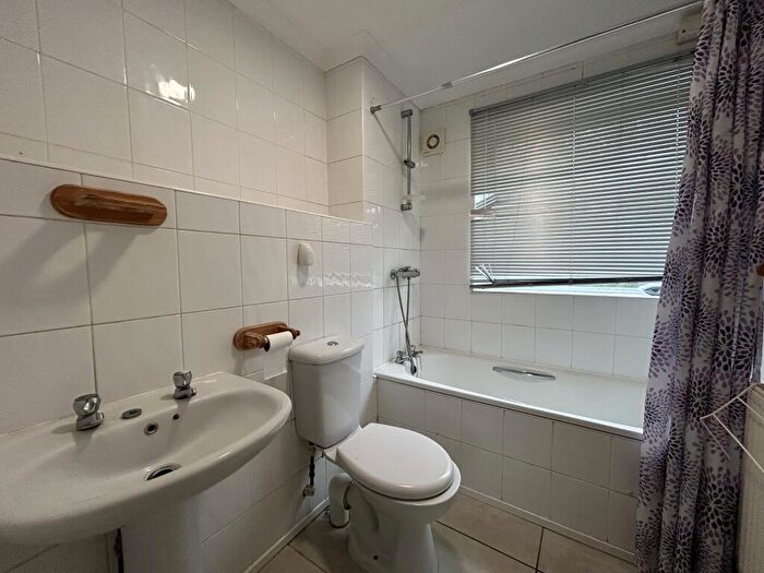 2 Bedroom Flat For Sale In Flat, Pine Lodge, Tonbridge Road, Maidstone, Kent, ME16
