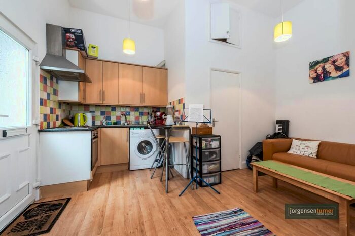 2 Bedroom Flat To Rent In Askew Road, Shepherds Bush, London, W12