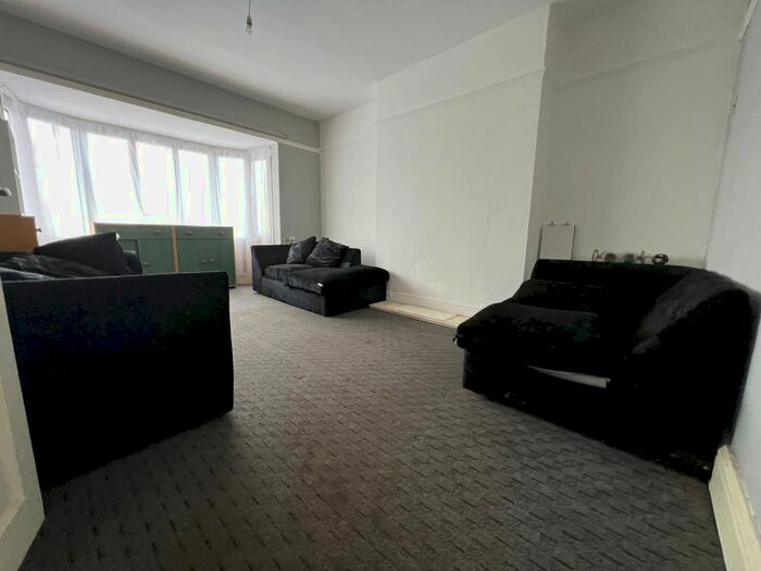 2 Bedroom Flat To Rent In Yardley Wood Road, Moseley, Birmingham, B13