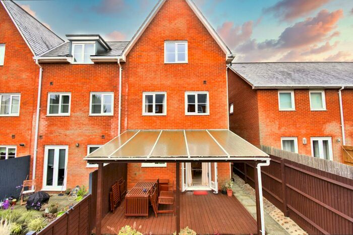 4 Bedroom House To Rent In Powell Gardens, Redhill, RH1