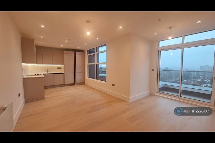 2 Bedroom Penthouse To Rent In Raffles House, London, NW4