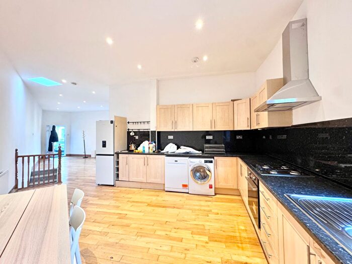 2 Bedroom Semi-Detached House To Rent In Leconfield Road, London, N5