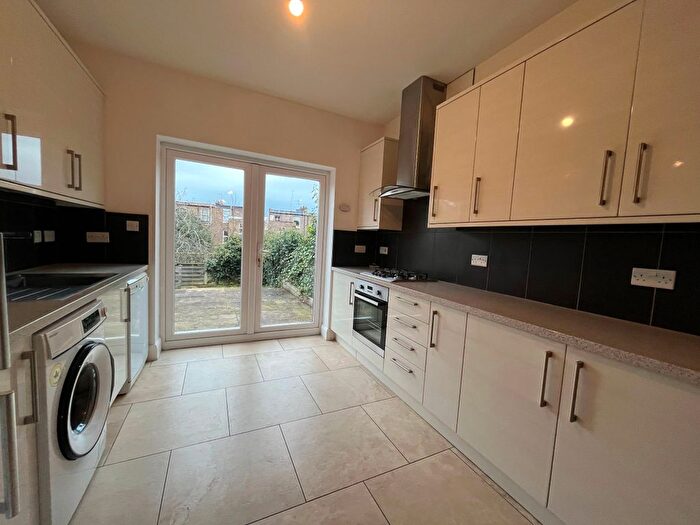 3 Bedroom Flat To Rent In Flat, Lynton Road, W3