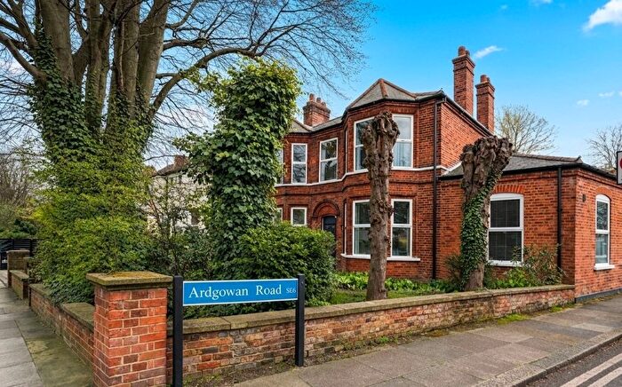 2 Bedroom Flat For Sale In Hither Green Lane, Hither Green, SE13