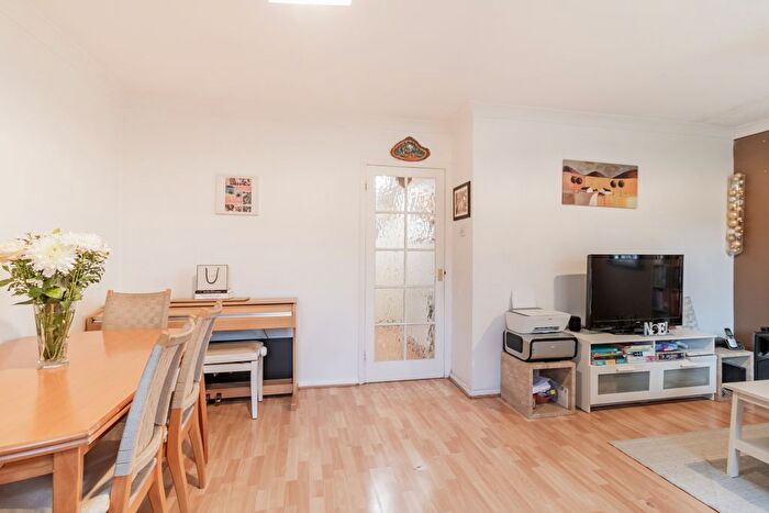 5 Bedroom Semi-Detached House To Rent In Morley Road, Sutton, Surrey, SM3