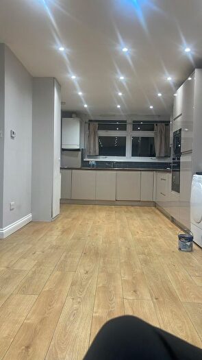 3 Bedroom Flat To Rent In Dorrien Walk, London, SW16