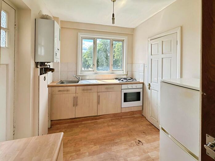 4 Bedroom Apartment To Rent In Kenton Road, Harrow, HA3