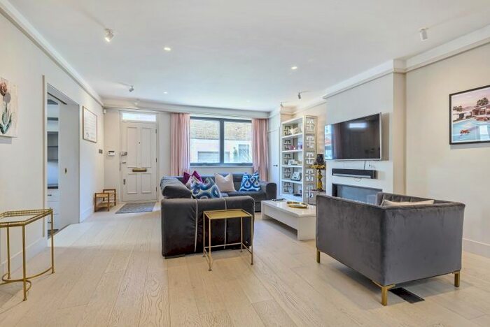 4 Bedroom Mews House To Rent In Queens Mews, London, W2