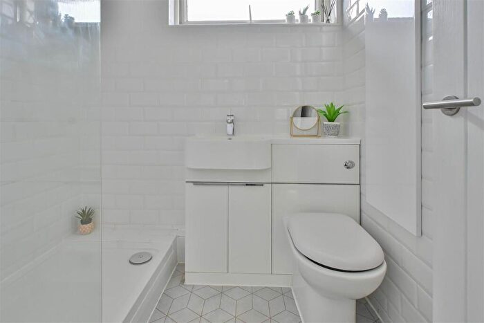1 Bedroom Apartment For Sale In Britannia Road, Warley, Brentwood, CM14