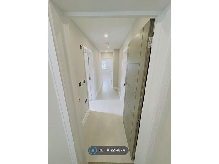 2 Bedroom Flat To Rent In Gloriosa House, Barnet, EN4