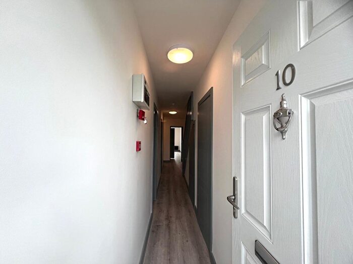 6 Bedroom Semi-Detached House To Rent In Dove Close, Northolt, UB5